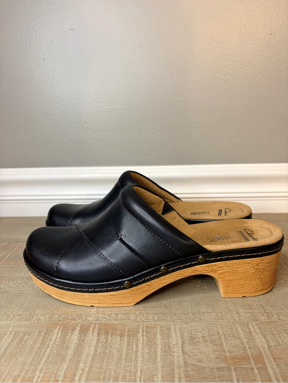 *NWT* Clarks Women’s Black Leather Presley Sheen Clogs, Size 9 - Picture 2 of 7